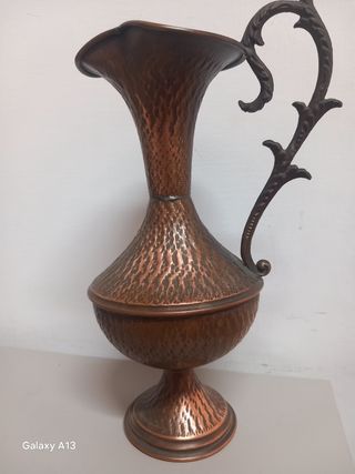Antico vaso in rame lavorato