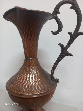 Antico vaso in rame lavorato