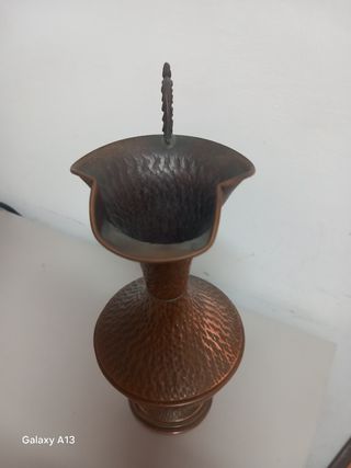 Antico vaso in rame lavorato