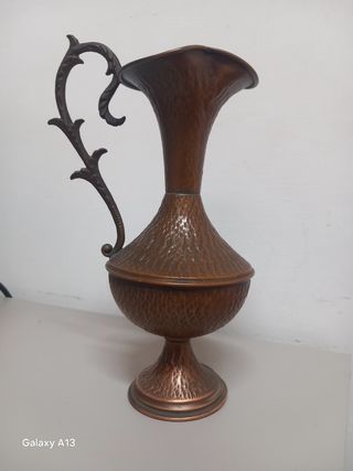 Antico vaso in rame lavorato