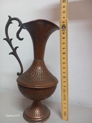 Antico vaso in rame lavorato