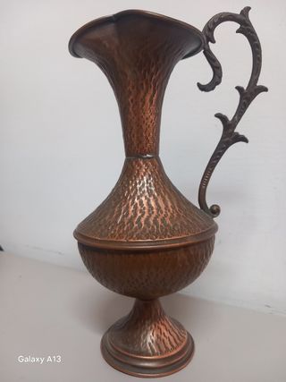 Antico vaso in rame lavorato