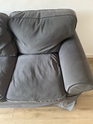 Sofá gris de tela