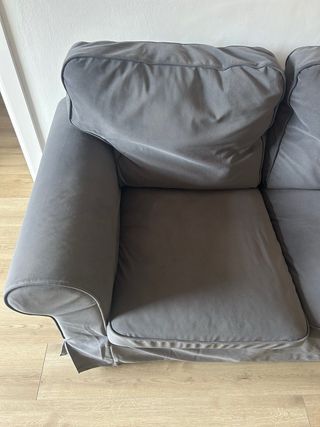 Sofá gris de tela