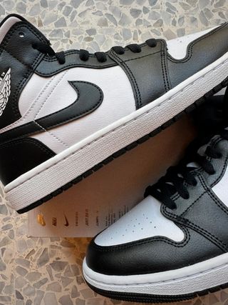Nike Air Jordan 1 Mid - Blanco y Negro