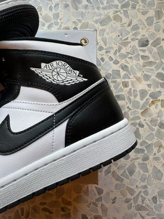 Nike Air Jordan 1 Mid - Blanco y Negro