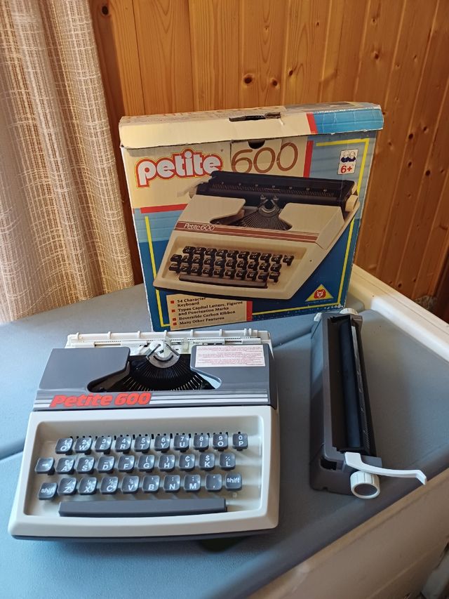 Macchina da scrivere Petite 600 vintage