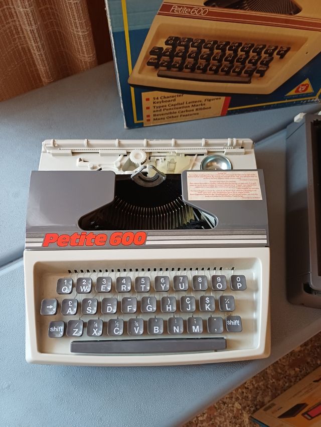 Macchina da scrivere Petite 600 vintage