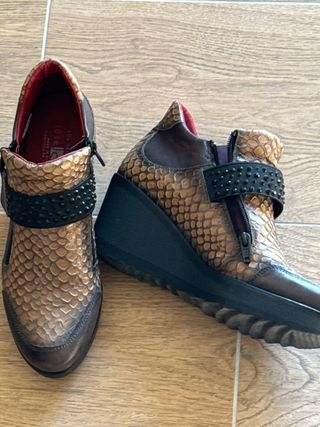 Botines tacón , serpiente