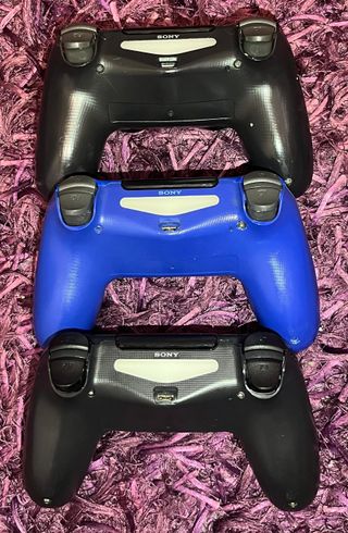 PS4 Slim (PlayStation 4) + 3 mandos
