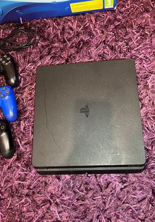PS4 Slim (PlayStation 4) + 3 mandos