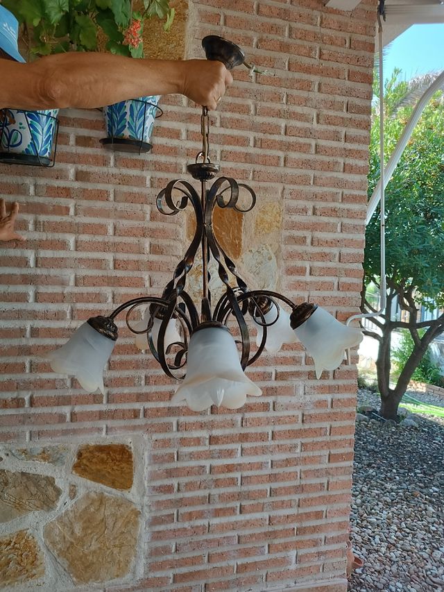 Lampara de colgar, de bronce y 5 tulipas