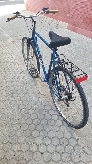 Bicicleta híbrida clásica azul