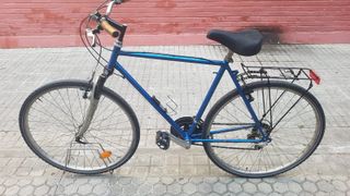 Bicicleta híbrida clásica azul