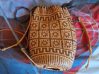 Mochila de mimbre beige-marrón. 