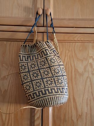Mochila de mimbre beige-marrón. 