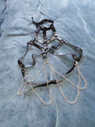 Arnés gótico - cuero negro y cadenas