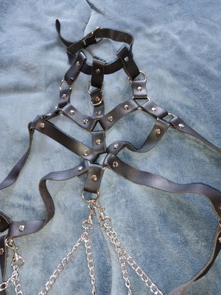Arnés gótico - cuero negro y cadenas