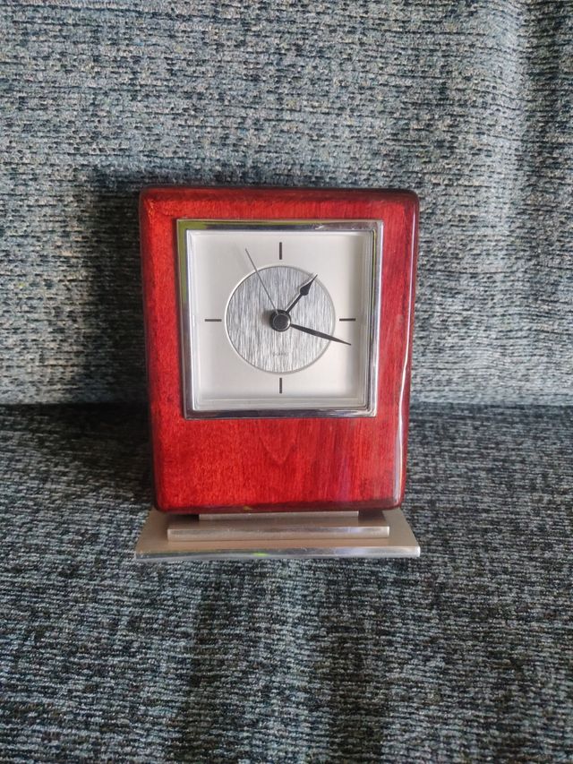 Reloj Quartz de madera rojo y plata