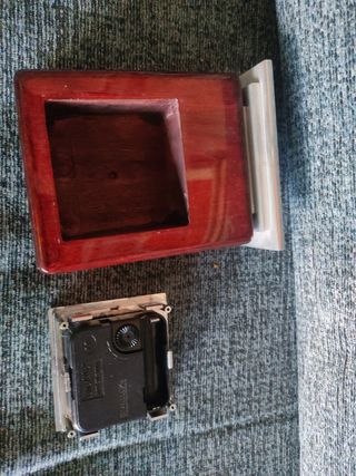 Reloj Quartz de madera rojo y plata