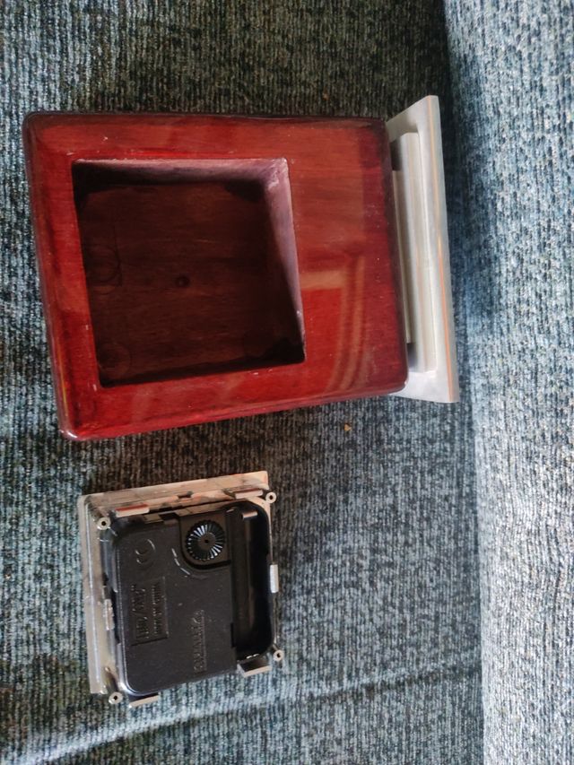 Reloj Quartz de madera rojo y plata