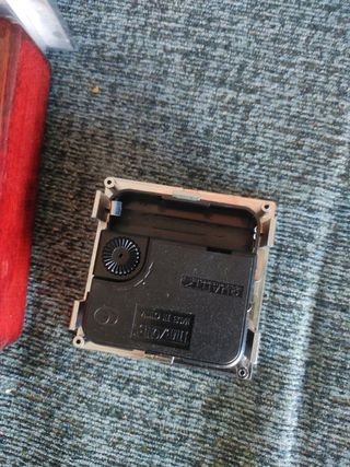 Reloj Quartz de madera rojo y plata