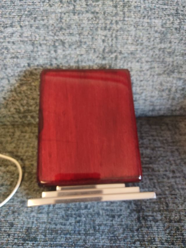 Reloj Quartz de madera rojo y plata