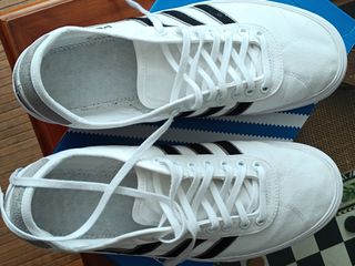 Zapatillas Adidas Delpala blancas y negras
45 1/3