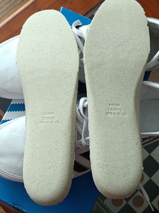 Zapatillas Adidas Delpala blancas y negras
45 1/3
