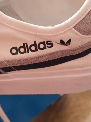 Zapatillas Adidas Delpala blancas y negras
45 1/3