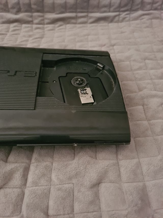 PS3 (PlayStation 3) Super Slim negra. 