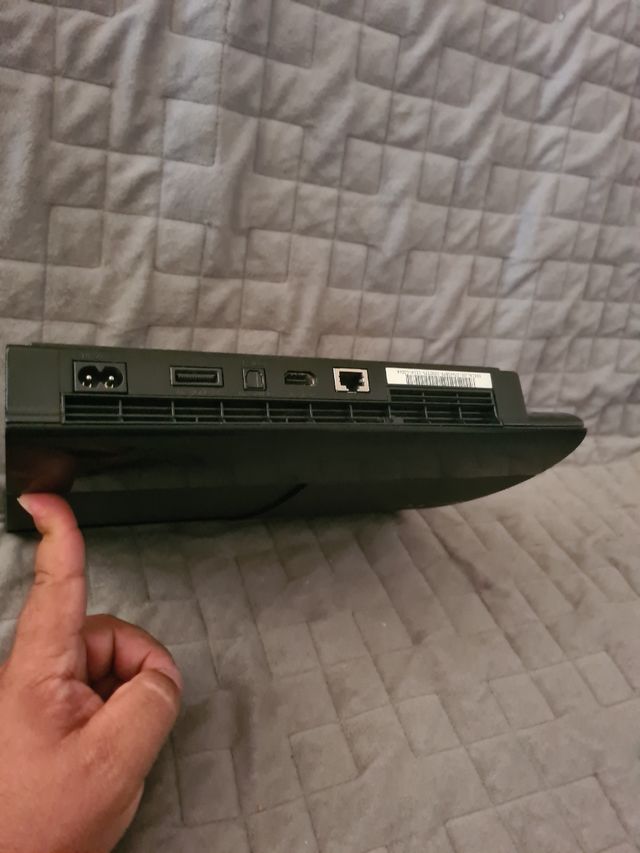 PS3 (PlayStation 3) Super Slim negra. 