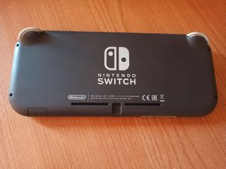 Nintendo Switch Lite grigio + caricabatterie + custodia