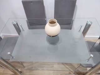 Mesa cristal 6 sillas grises