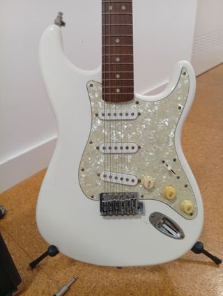  Fender Squier Strat + Amplificador SP-10