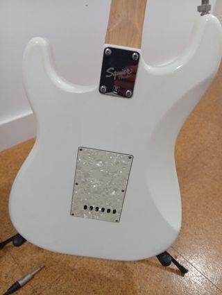  Fender Squier Strat + Amplificador SP-10
