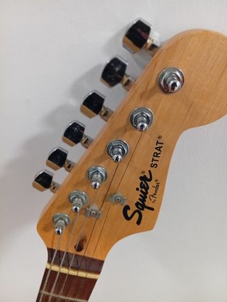 Fender Squier Strat + Amplificador SP-10