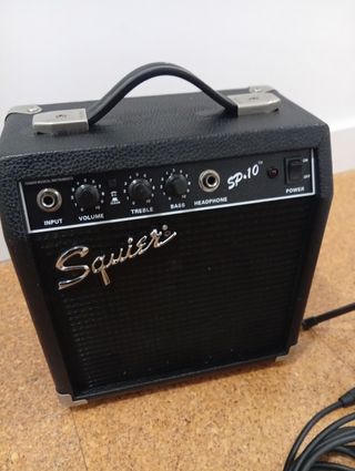  Fender Squier Strat + Amplificador SP-10