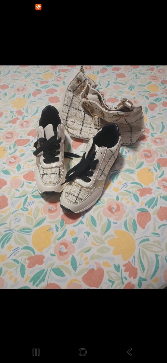 Zapatillas y bolso beige