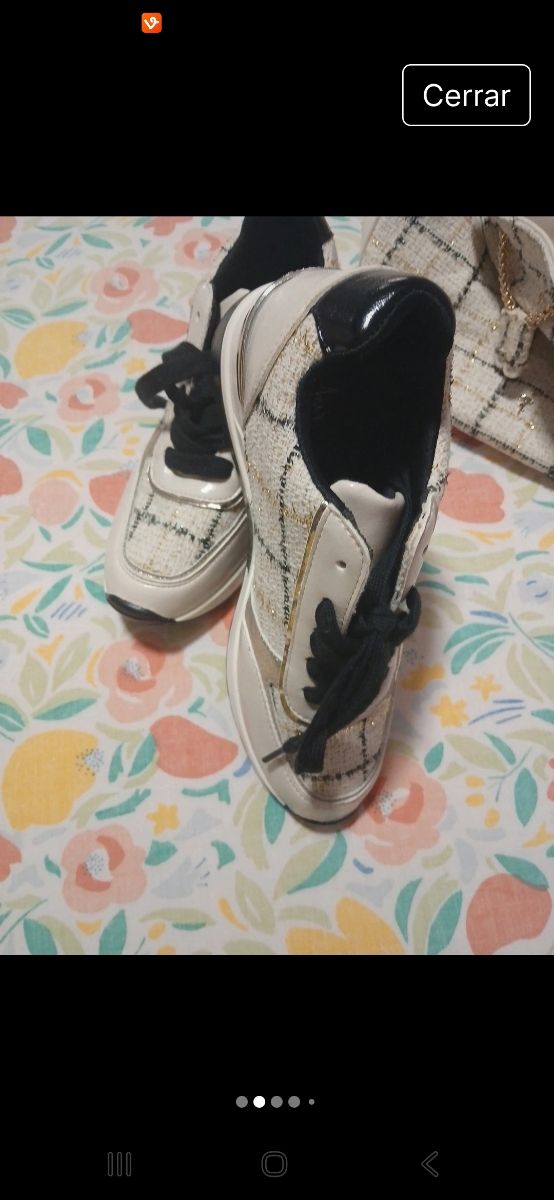 Zapatillas y bolso beige