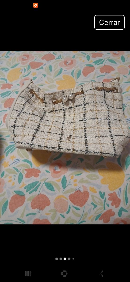 Zapatillas y bolso beige