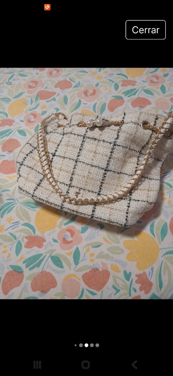 Zapatillas y bolso beige