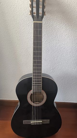 Guitarra acústica negra clásica