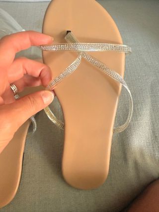 Sandalias planas beige brillantes