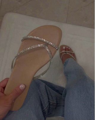 Sandalias planas beige brillantes