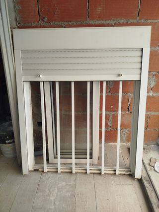 Ventana aluminio con reja - Blanca