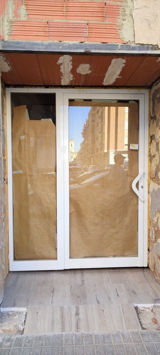 Puerta aluminio blanco c/vidrio fijo