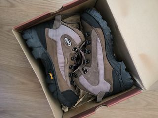 Botas montaña Bestard 41.5. Nuevas. GTX. Vibram