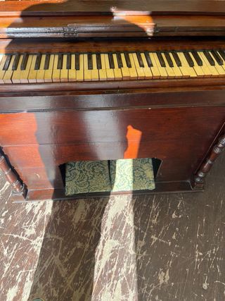 Piano antiguo de madera