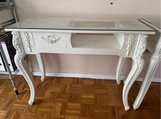 Mesa manicura nueva
